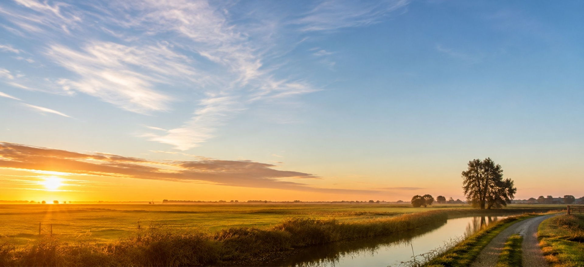 Weids ochtendlandschap met veel lucht