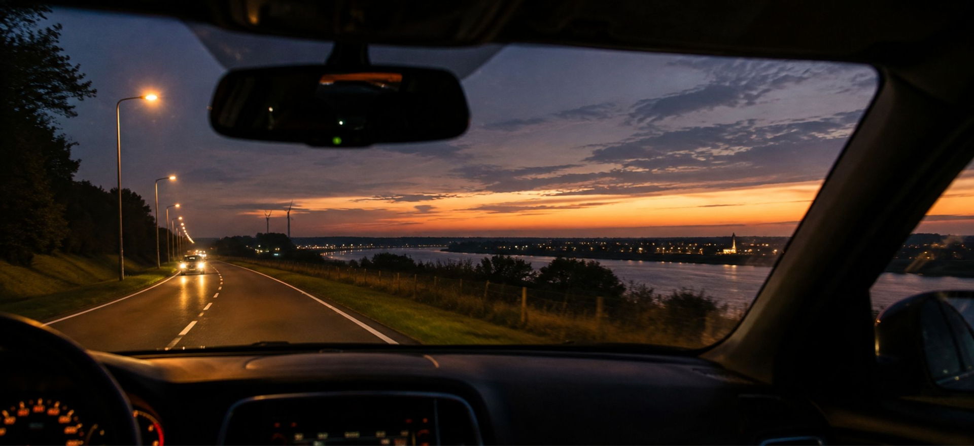 Uitzicht door de voorruit tijdens het rijden in de avond
